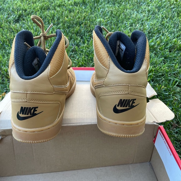 Nike - Picture 2 of 6